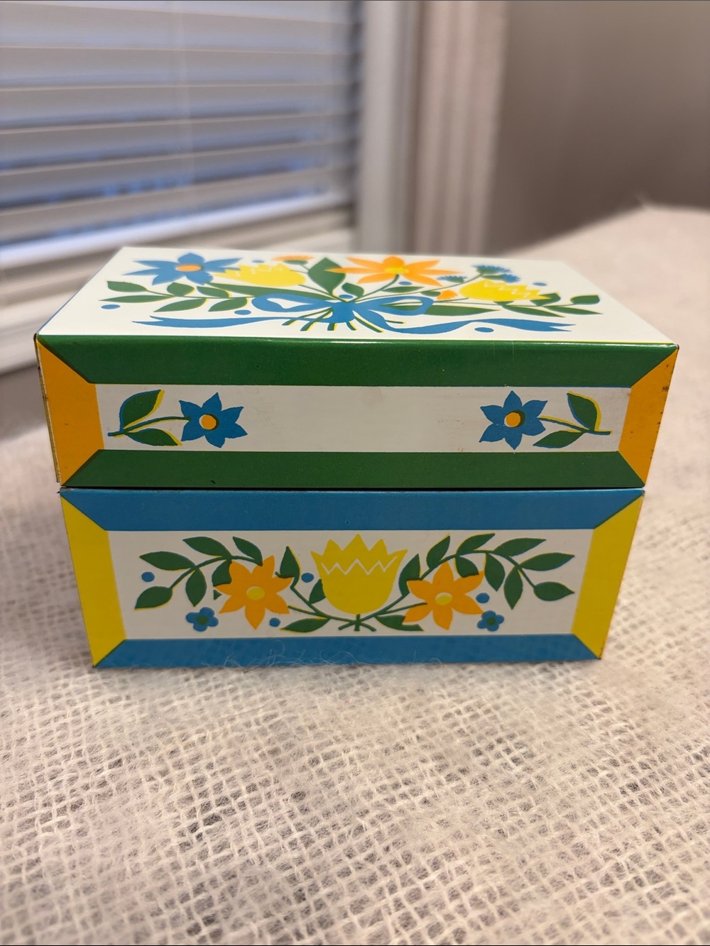 Vntge Retro Syndicate MFG Co Metal Tin Recipe Box, Cottagecore, flowers